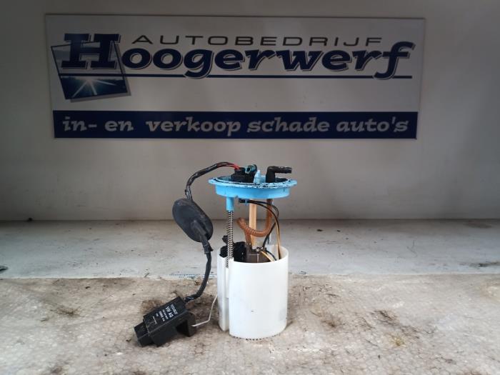 Pompe carburant électrique d'un Volkswagen Golf VI (5K1) 1.2 TSI BlueMotion 2012