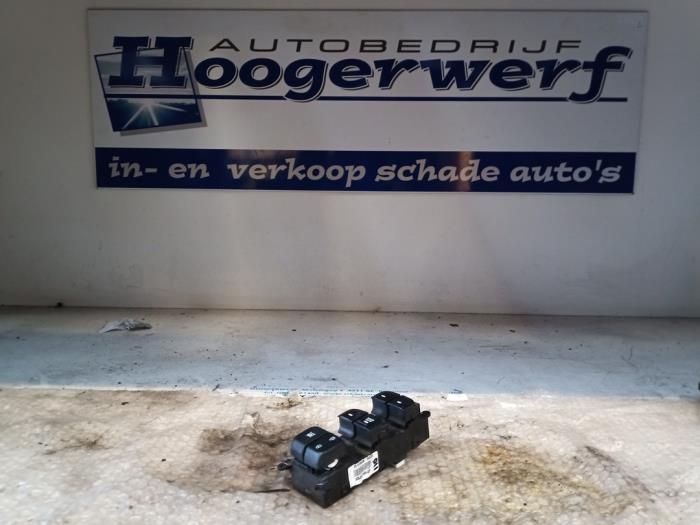 Usados Interruptor de ventanilla eléctrica Hyundai i10 (B5) 1.0 12V Precio € 30,00 Norma de margen ofrecido por Autobedrijf Hoogerwerf