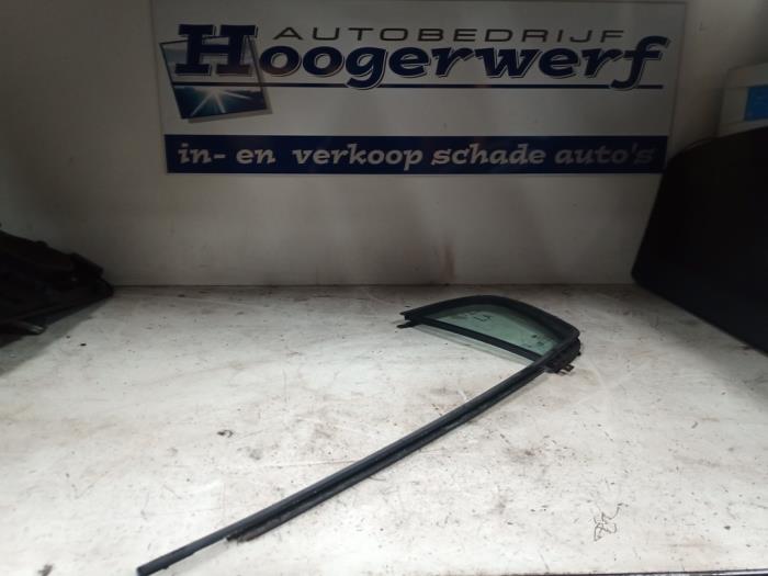 Usados Ventanilla triangular izquierda detrás Hyundai i20 1.2i 16V Precio € 40,00 Norma de margen ofrecido por Autobedrijf Hoogerwerf