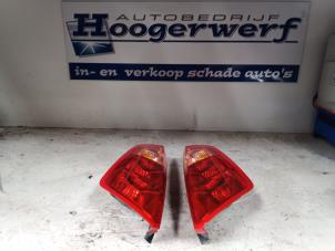 Begagnade Set med baklyktor, vänster + höger Fiat Grande Punto (199) 1.4 Pris € 40,00 Marginaltabell erbjuds av Autobedrijf Hoogerwerf