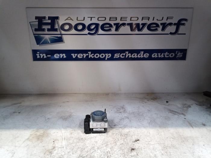 Używane Pompa ABS Opel Corsa C (F08/68) 1.0 12V Twin Port Cena € 180,00 Procedura marży oferowane przez Autobedrijf Hoogerwerf