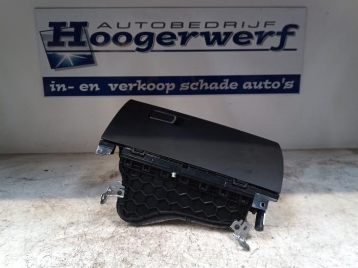Begagnade Handskfack BMW M1 (F20) M140i xDrive 3.0 24V Pris € 40,00 Marginaltabell erbjuds av Autobedrijf Hoogerwerf