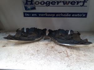 Usagé Kit phares gauche + droite Opel Astra H SW (L35) 1.6 16V Twinport Prix € 80,00 Règlement à la marge proposé par Autobedrijf Hoogerwerf