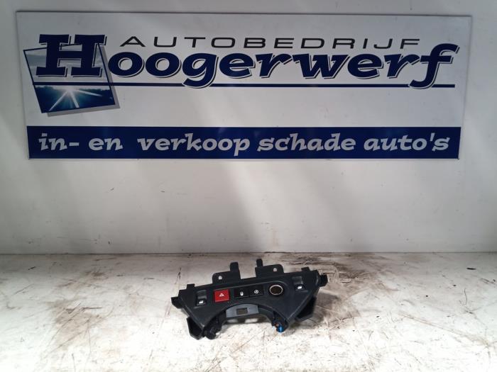 Używane Przelacznik (rózne) Peugeot Partner Tepee (7A/B/C/D/E/F/G/J/P/S) 1.2 12V e-THP PureTech 110 Cena € 20,00 Procedura marży oferowane przez Autobedrijf Hoogerwerf