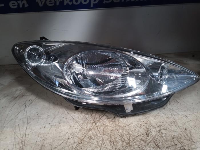 Używane Reflektor prawy Peugeot 1007 (KM) 1.6 GTI,Gentry 16V Cena € 75,00 Procedura marży oferowane przez Autobedrijf Hoogerwerf