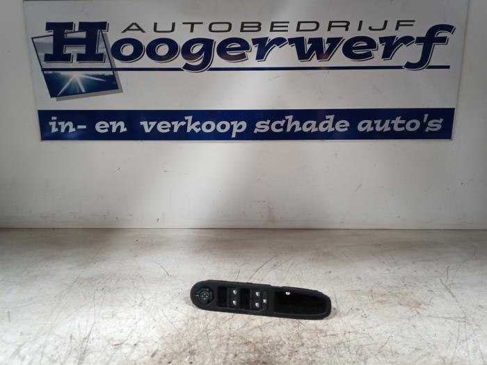 Usados Interruptor combinado de ventanillas Alfa Romeo 159 Sportwagon (939BX) 1.8 MPI 16V Precio € 45,00 Norma de margen ofrecido por Autobedrijf Hoogerwerf