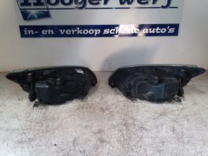 Używane Zestaw reflektorów lewy + prawy Ford Focus 2 Wagon 1.6 16V Cena € 50,00 Procedura marży oferowane przez Autobedrijf Hoogerwerf
