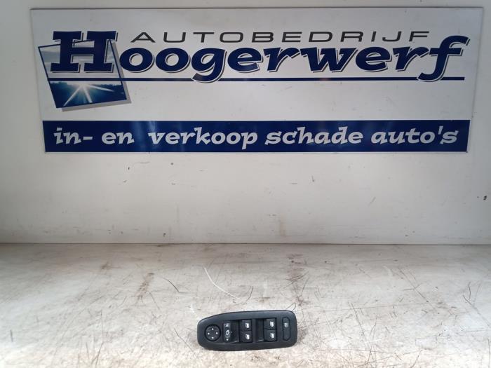 Usados Interruptor combinado de ventanillas Peugeot 208 I (CA/CC/CK/CL) 1.2 Vti 12V PureTech Precio € 50,00 Norma de margen ofrecido por Autobedrijf Hoogerwerf