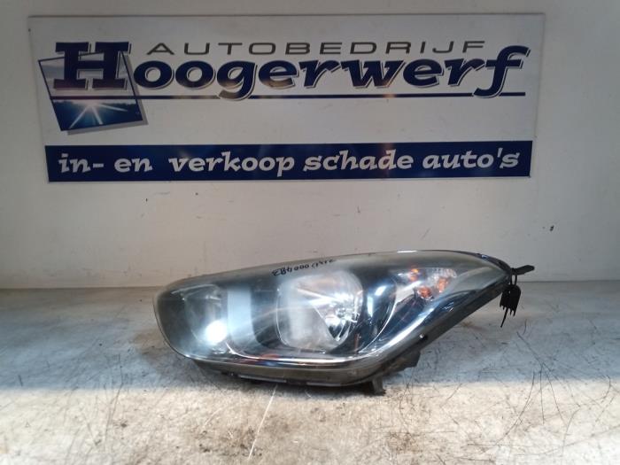 Używane Reflektor lewy Hyundai i20 1.2i 16V Cena € 100,00 Procedura marży oferowane przez Autobedrijf Hoogerwerf