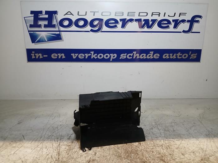 Begagnade Batterilåda Peugeot 208 I (CA/CC/CK/CL) 1.2 Vti 12V PureTech Pris € 20,00 Marginaltabell erbjuds av Autobedrijf Hoogerwerf