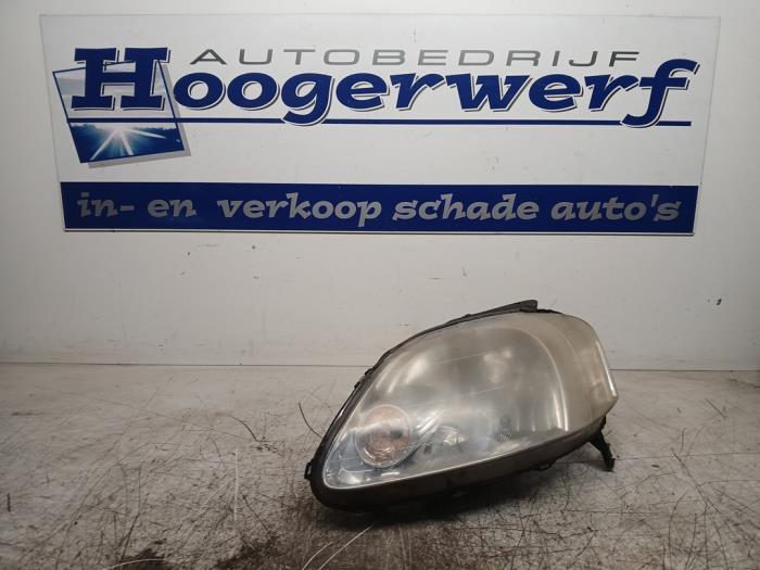 Używane Reflektor lewy Hyundai Getz 1.4i 16V Cena € 20,00 Procedura marży oferowane przez Autobedrijf Hoogerwerf