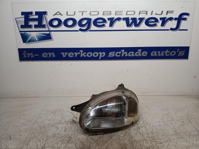 Używane Reflektor lewy Opel Corsa B (73/78/79) 1.4i Swing,Joy,Sport,GLS Cena € 20,00 Procedura marży oferowane przez Autobedrijf Hoogerwerf
