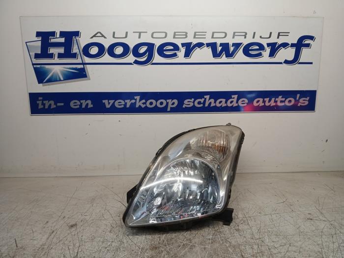 Używane Reflektor lewy Suzuki Swift (ZA/ZC/ZD1/2/3/9) 1.3 VVT 16V Cena € 35,00 Procedura marży oferowane przez Autobedrijf Hoogerwerf