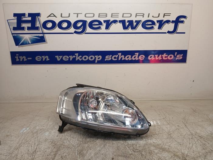 Używane Reflektor prawy Volkswagen Fox (5Z) 1.4 16V Cena € 30,00 Procedura marży oferowane przez Autobedrijf Hoogerwerf
