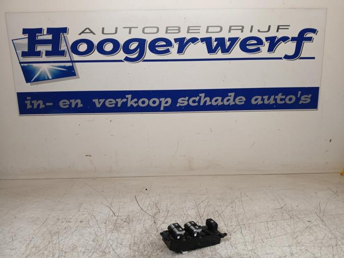 Usados Interruptor combinado de ventanillas Kia Carens IV (RP) 1.6 GDI 16V Precio € 70,00 Norma de margen ofrecido por Autobedrijf Hoogerwerf