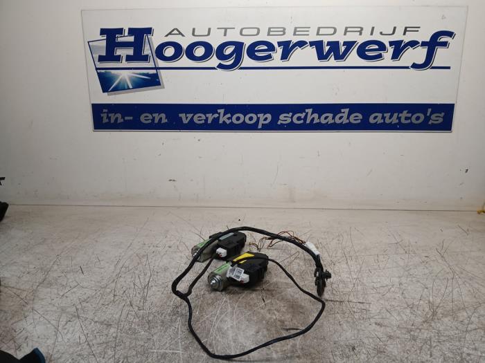 Używane Silnik szyberdachu Kia Carens IV (RP) 1.6 GDI 16V Cena na żądanie oferowane przez Autobedrijf Hoogerwerf