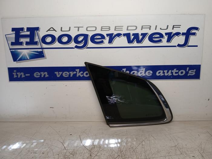 Usados Ventanilla triangular izquierda detrás Kia Carens IV (RP) 1.6 GDI 16V Precio € 40,00 Norma de margen ofrecido por Autobedrijf Hoogerwerf