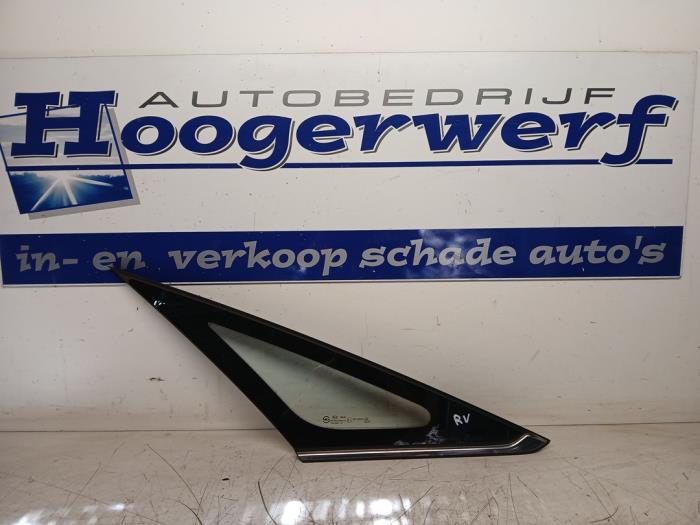 Usados Ventanilla triangular derecha delante Kia Carens IV (RP) 1.6 GDI 16V Precio € 40,00 Norma de margen ofrecido por Autobedrijf Hoogerwerf