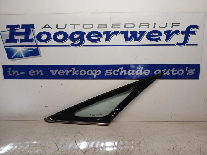 Usados Ventanilla triangular izquierda delante Kia Carens IV (RP) 1.6 GDI 16V Precio € 40,00 Norma de margen ofrecido por Autobedrijf Hoogerwerf