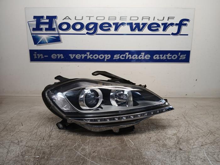 Używane Reflektor prawy Lancia Delta (844) 1.4 T-Jet 16V 120 Cena € 100,00 Procedura marży oferowane przez Autobedrijf Hoogerwerf