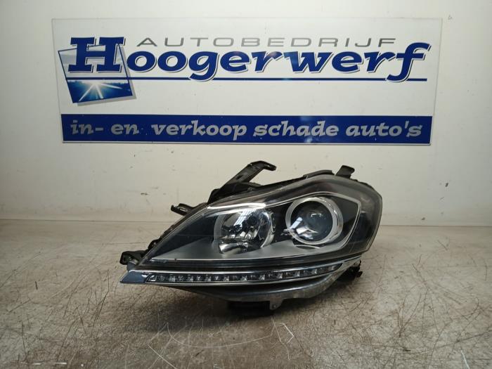 Używane Reflektor lewy Lancia Delta (844) 1.4 T-Jet 16V 120 Cena € 60,50 Z VAT oferowane przez Autobedrijf Hoogerwerf
