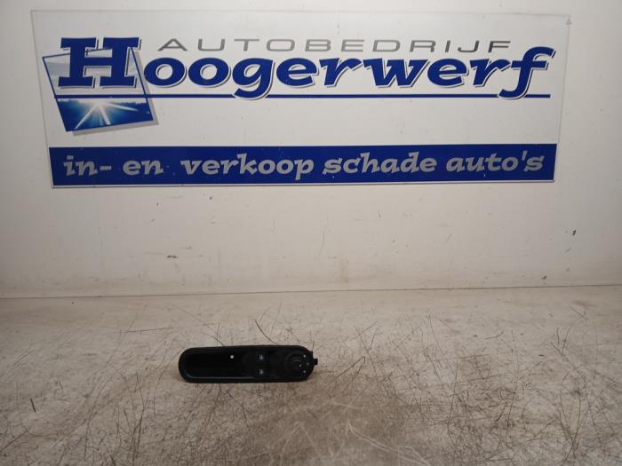 Usados Interruptor combinado de ventanillas Renault Twingo III (AH) 1.0 SCe 70 12V Precio € 20,00 Norma de margen ofrecido por Autobedrijf Hoogerwerf