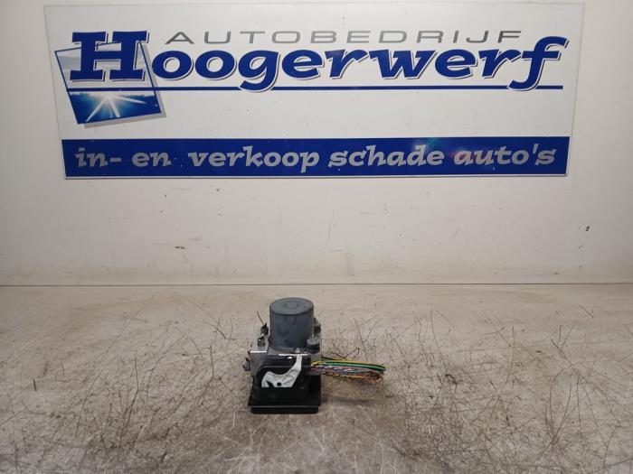 Używane Pompa ABS Peugeot Partner Tepee (7A/B/C/D/E/F/G/J/P/S) 1.6 VTi 95 16V Phase 2 Cena € 250,00 Procedura marży oferowane przez Autobedrijf Hoogerwerf
