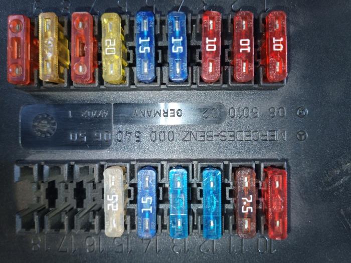 Caja de fusibles de un Mercedes-Benz V (638.2) V-220 2.2 CDI 16V 2000