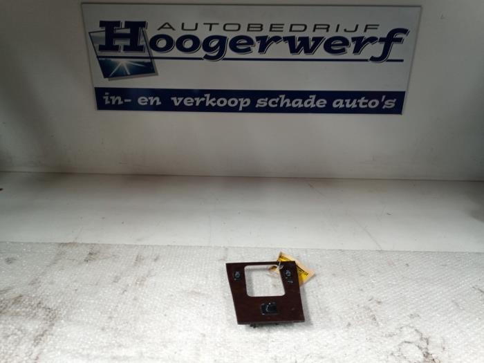 Usados Interruptor de ventanilla eléctrica Mercedes C Combi (S202) 2.0 C200T K 16V Precio € 30,00 Norma de margen ofrecido por Autobedrijf Hoogerwerf