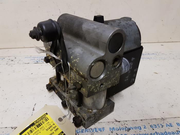 Usagé Pompe ABS Volvo 940 I Estate 2.3i (LPT) Polar Prix € 70,00 Règlement à la marge proposé par Autobedrijf Hoogerwerf