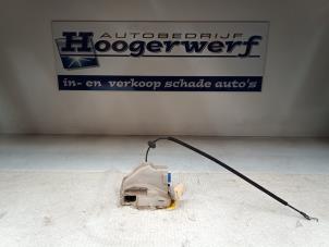 Używane Mechanizm blokady drzwi prawych wersja 2-drzwiowa Volkswagen Golf V (1K1) 1.6 FSI 16V Cena € 30,00 Procedura marży oferowane przez Autobedrijf Hoogerwerf