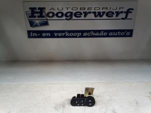 Usados Interruptor luz antiniebla Hyundai i10 (F5) 1.1i 12V Precio € 30,00 Norma de margen ofrecido por Autobedrijf Hoogerwerf