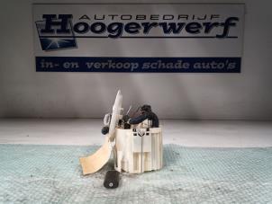 Usagé Pompe carburant électrique Opel Astra H (L48) 1.6 16V Twinport Prix € 30,00 Règlement à la marge proposé par Autobedrijf Hoogerwerf