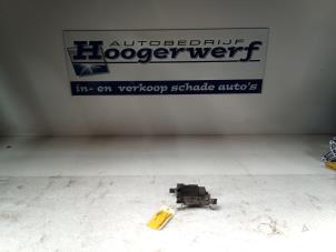 Usagé Robinet chauffage électrique Mercedes Vito (638.0) 2.3 110D Prix € 25,00 Règlement à la marge proposé par Autobedrijf Hoogerwerf