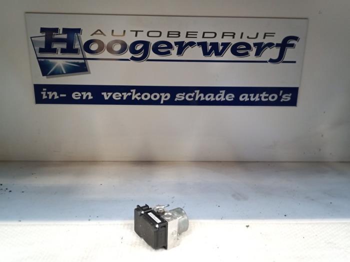 Używane Pompa ABS Peugeot 107 1.0 12V Cena € 25,00 Procedura marży oferowane przez Autobedrijf Hoogerwerf