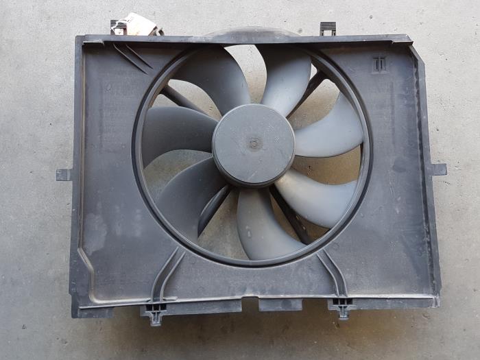 Cooling fans from a Mercedes-Benz E Combi (S210) 2.7 E-270 CDI 20V 2001