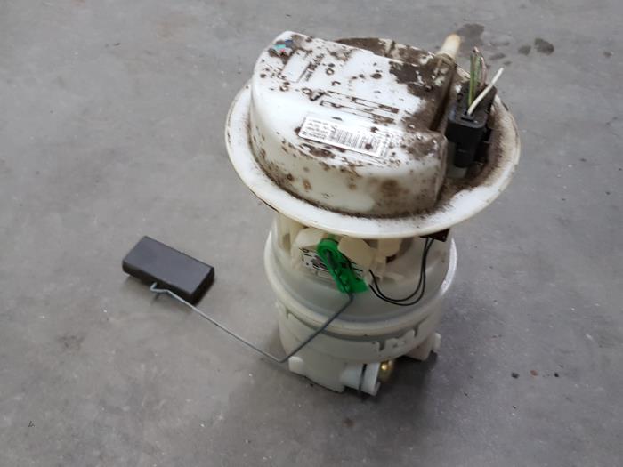 Electric fuel pump from a Peugeot 206 (2A/C/H/J/S) 1.4 XR,XS,XT,Gentry 2009