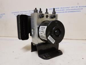 ABS Pumpe van een Renault Twingo II (CN) 1.2 16V LEV 2013