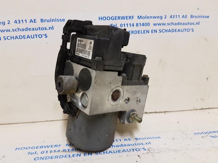Używane Pompa ABS Opel Combo (Corsa C) 1.7 CDTi 16V Cena € 30,00 Procedura marży oferowane przez Autobedrijf Hoogerwerf