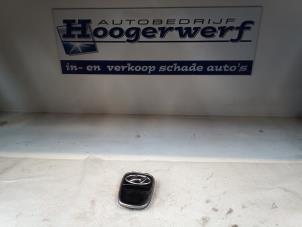 Używane Uchwyt tylnej klapy Hyundai i10 (F5) 1.1i 12V Cena € 20,00 Procedura marży oferowane przez Autobedrijf Hoogerwerf