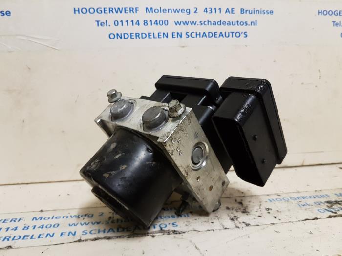 Usagé Pompe ABS Ford Transit Connect 1.8 TDCi 90 DPF Prix € 70,00 Règlement à la marge proposé par Autobedrijf Hoogerwerf