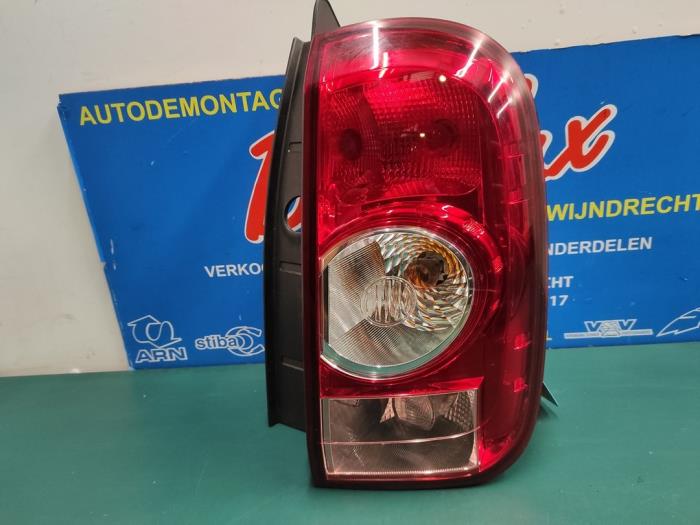 Taillight, right from a Dacia Duster (HS) 1.5 dCi 4x4 2012