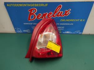 Używane Tylne swiatlo pozycyjne prawe Renault Twingo II (CN) 1.2 16V Cena na żądanie oferowane przez Benelux Zwijndrecht B.V.