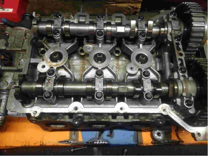 Cylinder head Peugeot 208 1.2 Vti 12V PureTech 82 - 9671871510 HM01