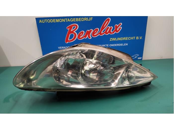 Używane Reflektor lewy Peugeot 206 (2A/C/H/J/S) 1.4 XR,XS,XT,Gentry Cena na żądanie oferowane przez Benelux Zwijndrecht B.V.