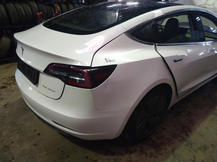 Cubierta de maletero de un Tesla Model 3 EV AWD 2019