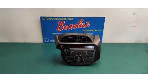 Używane Radioodtwarzacz CD Honda Jazz (GE6/GE8/GG/GP) 1.4 VTEC 16V Cena na żądanie oferowane przez Benelux Zwijndrecht B.V.