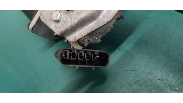 Wiper motor + mechanism from a Opel Corsa C (F08/68) 1.0 12V 2002