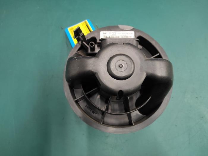 Heating and ventilation fan motor from a Peugeot 107 1.0 12V 2009