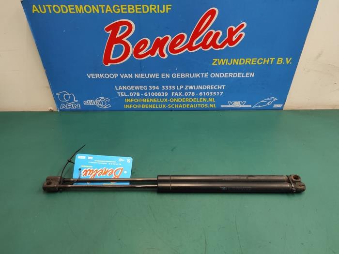Set of tailgate gas struts from a Peugeot 307 SW (3H) 2.0 HDi 110 FAP 2003